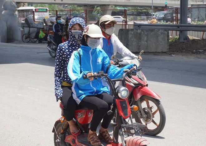 Hà Nội trải qua ngày nắng nóng gắt nhất từ đầu mùa, người dân bịt kín mít khi ra đường